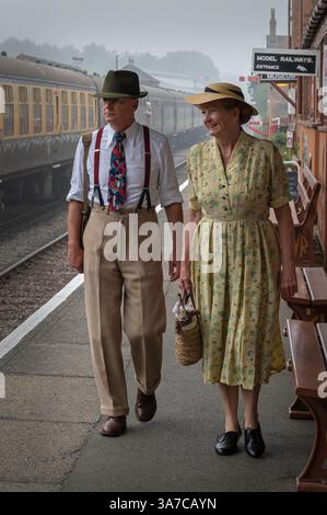 Persone in costume d'epoca alla stazione Vescovile Lydeard durante il fine settimana delle Ferrovie del West Somerset 1940 nel settembre 2023. Vescovi Lydeard, Somerset, Inghilterra Foto Stock