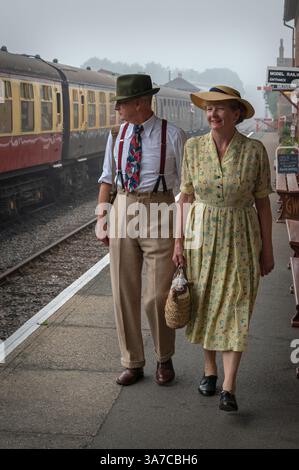 Persone in costume d'epoca alla stazione Vescovile Lydeard durante il fine settimana delle Ferrovie del West Somerset 1940 nel settembre 2023. Vescovi Lydeard, Somerset, Inghilterra Foto Stock