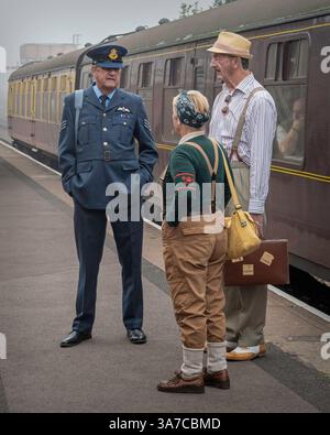 Persone in costume d'epoca alla stazione Vescovile Lydeard durante il fine settimana delle Ferrovie del West Somerset 1940 nel settembre 2023. Vescovi Lydeard, Somerset, Inghilterra Foto Stock