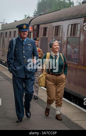 Persone in costume d'epoca alla stazione Vescovile Lydeard durante il fine settimana delle Ferrovie del West Somerset 1940 nel settembre 2023. Vescovi Lydeard, Somerset, Inghilterra Foto Stock