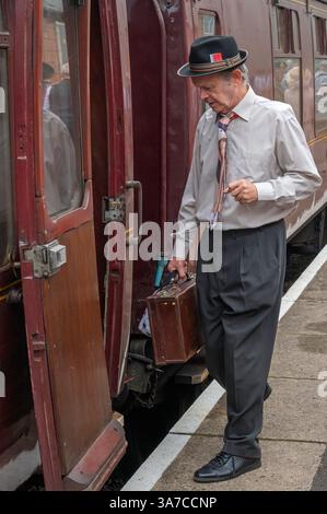 Persone in costume d'epoca alla stazione Vescovile Lydeard durante il fine settimana delle Ferrovie del West Somerset 1940 nel settembre 2023. Vescovi Lydeard, Somerset, Inghilterra Foto Stock
