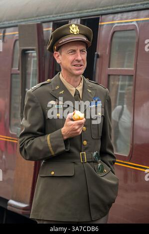 Persone in costume d'epoca alla stazione Vescovile Lydeard durante il fine settimana delle Ferrovie del West Somerset 1940 nel settembre 2023. Vescovi Lydeard, Somerset, Inghilterra Foto Stock
