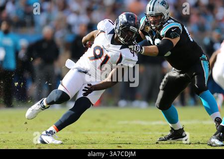 11 novembre 2012; il defensive end dei Denver Broncos Robert Ayers (91) bloccato dal tight end dei Carolina Panthers Greg Olsen (88) al Bank of America Stadium di Charlotte, North Carolina. I Broncos vinsero 36-14 contro i Panthers. (Immagine di credito: © Jim Dedmon/Cal Sport Media/ZUMAPRESS.com) Foto Stock