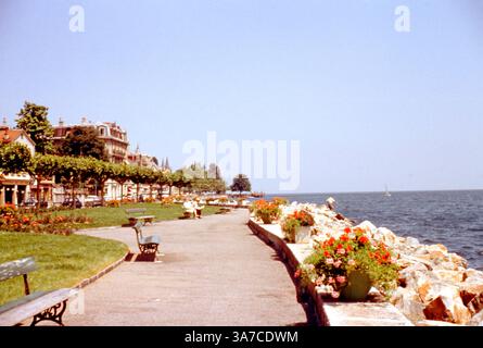 Una pittoresca giornata estiva lungo il lungomare di Vevey, sulla riva del lago di Ginevra in Svizzera. Foto Stock