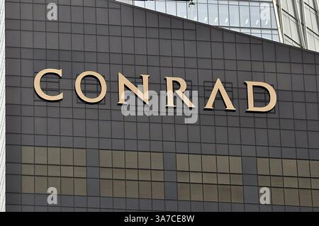 12 novembre 2012 - Seoul, Corea del Sud - Hilton ha ufficialmente aperto il Conrad Seoul in Corea del Sud, 12 novembre. Situato nel quartiere finanziario di Seoul a Yeouido, l'hotel di 434 camere occupa una delle quattro torri del Seoul IFC (International Finance Center). L'hotel di lusso utilizzerà anche alcuni design ecologici come la raccolta dell'acqua piovana e i pannelli solari. (Immagine di credito: © Thomas Michael Corcoran/ZUMAPRESS.com) Foto Stock