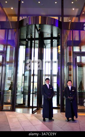 12 novembre 2012 - Seoul, Corea del Sud - Hilton ha ufficialmente aperto il Conrad Seoul in Corea del Sud, 12 novembre. Situato nel quartiere finanziario di Seoul a Yeouido, l'hotel di 434 camere occupa una delle quattro torri del Seoul IFC (International Finance Center). L'hotel di lusso utilizzerà anche alcuni design ecologici come la raccolta dell'acqua piovana e i pannelli solari. (Immagine di credito: © Thomas Michael Corcoran/ZUMAPRESS.com) Foto Stock