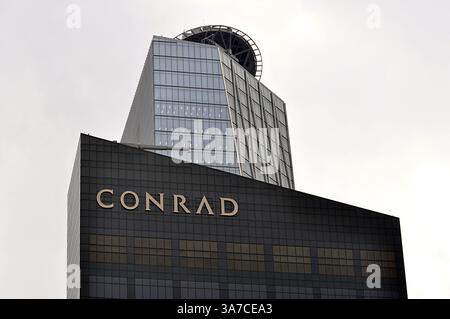 12 novembre 2012 - Seoul, Corea del Sud - Hilton ha ufficialmente aperto il Conrad Seoul in Corea del Sud, 12 novembre. Situato nel quartiere finanziario di Seoul a Yeouido, l'hotel di 434 camere occupa una delle quattro torri del Seoul IFC (International Finance Center). L'hotel di lusso utilizzerà anche alcuni design ecologici come la raccolta dell'acqua piovana e i pannelli solari. (Immagine di credito: © Thomas Michael Corcoran/ZUMAPRESS.com) Foto Stock