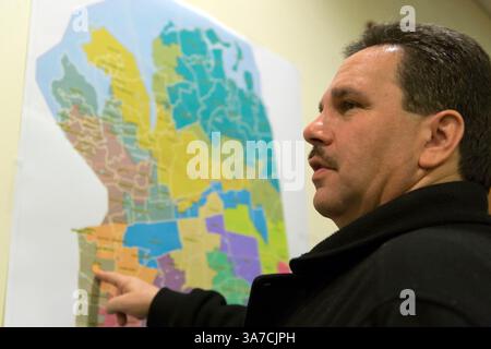 3 gennaio 2013 - Mineola, New York, Stati Uniti - PATRICK NICOLASI di Elmont, New York, indica la mappa proposta dai commissari repubblicani, che non includeva i nomi delle strade, sulla parete posteriore della camera legislativa della contea di Nassau. La commissione consultiva distrettuale della contea di Nassau tenne una riunione notturna su due mappe redistricting per i 19 distretti legislativi, una proposta dai repubblicani e una dai democratici. La commissione ha votato a favore di ciascuna carta geografica, nessuna delle quali è stata approvata. Entro il 5 gennaio deve completare il suo lavoro per la legislatura di Nassau, che deve approvare una mappa di redistricazione entro il 5 marzo 2013. (Immagine di credito: © Foto Stock