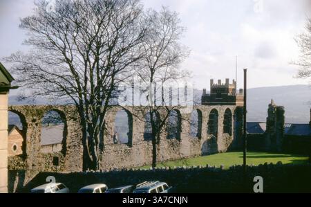 Una foto del 1971 mostra le rovine della chiesa del conte di Leicester a Denbigh, Galles. Conosciuta anche come la chiesa incompiuta di St David's, fu commissionata da Robert Dudley, conte di Leicester, alla fine del XVI secolo ma mai completata. Foto Stock