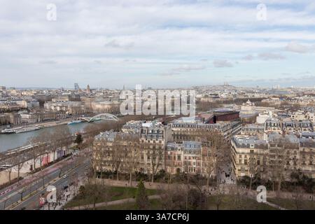 Il panorama del centro di Parigi, la vista aerea dalla Torre Eiffel con la luce soffusa della sera. Foto Stock