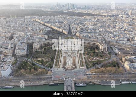 Panorama della città di Parigi con Piazza del Trocadero, vista aerea dalla Torre Eiffel all'inizio della primavera. Foto Stock