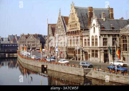 L'iconica Graslei a Gand, Belgio, una storica banchina fiancheggiata da case delle corporazioni medievali splendidamente conservate. Affacciate sul fiume Leie, le facciate ornate riflettono il ricco passato mercantile della città. Presa nel 1977. Foto Stock