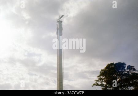 Un torreggiante pilone di supporto del ponte Humber in costruzione a Hessle, nell'East Yorkshire, fotografato nel 1978. La torre di cemento, vista qui che si innalza drammaticamente nel cielo nuvoloso, faceva parte di quello che sarebbe diventato uno dei ponti sospesi a campata singola più lunghi del mondo. Foto Stock