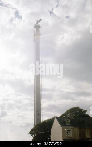 Un torreggiante pilone di supporto del ponte Humber in costruzione a Hessle, nell'East Yorkshire, fotografato nel 1978. La torre di cemento, vista qui che si innalza drammaticamente nel cielo nuvoloso, faceva parte di quello che sarebbe diventato uno dei ponti sospesi a campata singola più lunghi del mondo. Foto Stock