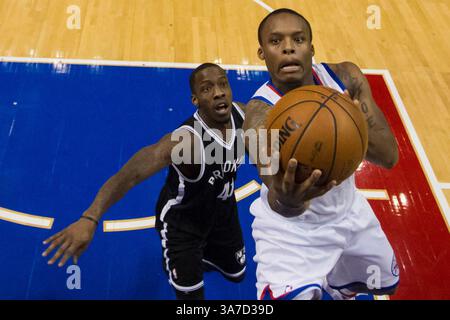 8 gennaio 2013: La guardia di punto dei Philadelphia 76ers Maalik Wayns (18) va in piedi per i Who con la guardia di punto dei Brooklyn Nets Tyshawn Taylor (41) guarda durante la partita NBA tra i Brooklyn Nets e i Philadelphia 76ers al Wells Fargo Center di Philadelphia, Pennsylvania. I Brooklyn Nets batterono i Philadelphia 76ers, 109-89.(Credit Image: © Chris Szagola/Cal Sport Media/ZUMAPRESS.com) Foto Stock