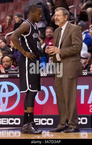 8 gennaio 2013: Il capo-allenatore dei Brooklyn Nets P.J. Carlesimo discute le cose con la guardia punti Tyshawn Taylor (41) durante la partita NBA tra i Brooklyn Nets e i Philadelphia 76ers al Wells Fargo Center di Philadelphia, Pennsylvania. I Brooklyn Nets batterono i Philadelphia 76ers, 109-89.(Credit Image: © Chris Szagola/Cal Sport Media/ZUMAPRESS.com) Foto Stock