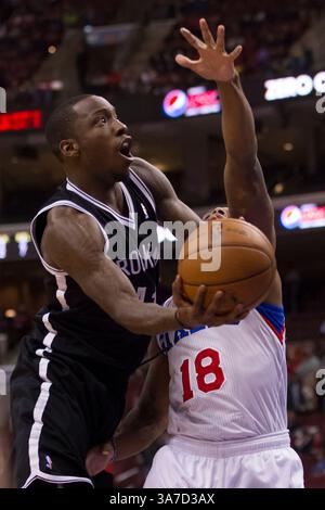 8 gennaio 2013: Tyshawn Taylor (41) batte la guardia dei Brooklyn Nets 76 Maalik Wayns (18) durante la partita NBA tra i Brooklyn Nets e i Philadelphia 76ers al Wells Fargo Center di Philadelphia, Pennsylvania. I Brooklyn Nets batterono i Philadelphia 76ers, 109-89.(Credit Image: © Chris Szagola/Cal Sport Media/ZUMAPRESS.com) Foto Stock