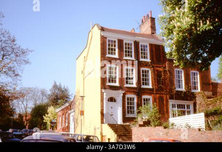 Una vista di Stanfield House su Prince Arthur Road, Hampstead, Londra, alla fine degli anni '1980 Questo classico edificio georgiano con la sua facciata in mattoni rossi, le finestre a battente e l'ingresso a pilastri bianchi ricorda il fascino architettonico storico di Hampstead. Annidato vicino a Hampstead High Street, la scena cattura la tranquillità verdeggiante della zona, dove le case d'epoca e le strade acciottolate riecheggiano il ricco passato letterario del quartiere. Foto Stock