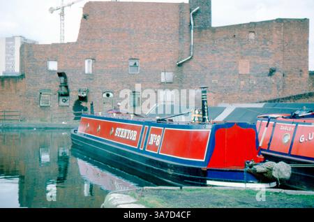 Una vista di gas Street, Birmingham, nell'aprile 1988, catturando il carattere industriale e sul canale dell'area prima della sua trasformazione. Un tempo centrale per la rete di canali di Birmingham e il patrimonio industriale della città, quest'area ha subito una significativa rigenerazione. È ora conosciuta come Brindleyplace, una moderna destinazione per affari e piacere. Foto Stock