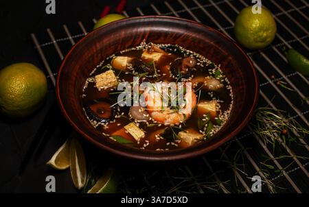 zuppa di soia, zuppa di miso con formaggio tofu, funghi e gamberi reali Foto Stock