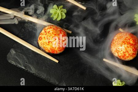 sushi caldo al forno su un piatto. il vapore va. vista dall'alto Foto Stock