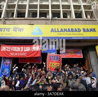 NUOVA DELHI, INDIA - 20 FEBBRAIO: Protesta del personale bancario durante lo sciopero a livello nazionale indiano a nuova Delhi. (Immagine di credito: © India Today/ZUMAPRESS.com) Foto Stock