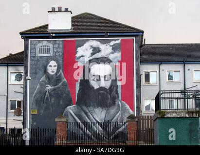19 agosto 2011 - Derry, Ulster County, Irlanda del Nord - 'Hunger Strike' è un murale che raffigura il primo dei due maggiori scioperi della fame che ebbe inizio il 27 ottobre 1980 e terminò il 18 dicembre 1980 dopo un periodo di 53 giorni. Raymond Mc Cartney, il soggetto principale del murale, era uno di quelli che hanno partecipato. Il murale è esposto sul lato di un complesso di appartamenti nella zona Bogside di Derry, Irlanda del Nord. Questo murale fa parte di una serie chiamata "The People's Gallery" dai Bogside Artists raffigurante tutti coloro che sono stati uccisi dall'esercito britannico durante "i problemi" a Bogside. (Credito IM Foto Stock