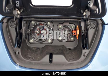 6 febbraio 2013 - Fremont, CA, USA - Shinya Fujimoto utilizza un caricabatterie per veicoli elettrici per la sua Nissan Leaf, installato nella sua casa di Fremont, California, il 6 febbraio 2013. A sinistra si trova la porta per la ricarica rapida e a destra si trova la ricarica lenta. (Immagine di credito: © Patrick Tehan/MCT/ZUMAPRESS.com) Foto Stock