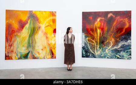 Newport Street Gallery, Londra, Regno Unito. 27 marzo 2025. Raging Planet, una mostra di installazioni, sculture e dipinti di Angela Bulloch, Roger Hiorns, Oliver Marsden, Hwang Samyong, Bosco Sodi, e Keith Tyson che esplora il modo in cui gli artisti interagiscono con il mondo naturale. Immagine (a sinistra): Bosco Sodi, senza titolo (2012), Bosco Sodi/per gentile concessione di Galería Hilario Galguera, città del Messico; (a destra): Keith Tyson, Mathematical Nature Painting (Hot), 2013. Crediti: Malcolm Park/Alamy Live News Foto Stock