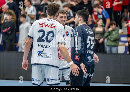 Leif Haack (TV Huttenberg, 20), Niklas Theiss (TV Huttenberg, 9), Yahav Shamir (TV Huttenberg, 55) 2. HBL; TV Huttenberg - tu Ferndorf: Huttenberg, 26.03.25 crediti: dpa Picture Alliance/Alamy Live News Foto Stock