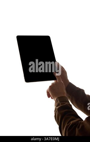 Mano maschile che interagisce con tablet con schermo nero vuoto isolato su sfondo bianco. Mockup Foto Stock