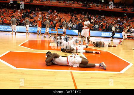 23 febbraio 2013 - Syracuse, New York, Stati Uniti - l'attaccante di Syracuse, RAKEEM CHRISTMAS #25 si allunga con la sua squadra prima della partita. (Immagine di credito: © Andrew Renneisen/ZUMAPRESS.com) Foto Stock