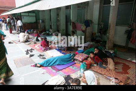 NUOVA DELHI, INDIA - OTTOBRE 25 : i parenti dei pazienti aspettano fuori dal campus AIIMS. (Immagine di credito: © India Today/ZUMAPRESS.com) Foto Stock