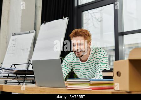Un giovane fa le valigie e le disimballate, circondato da rifornimenti in un ufficio domestico. Foto Stock