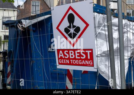Avvertenza e simbolo: Nessun accesso, accesso vietato. Sostanze tossiche, pericolose. Amianto bianco su costruzione si Foto Stock