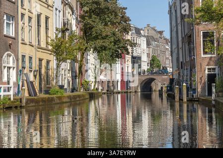 Tradizionali case sul canale e ponte in mattoni, un molo a Utrecht Foto Stock