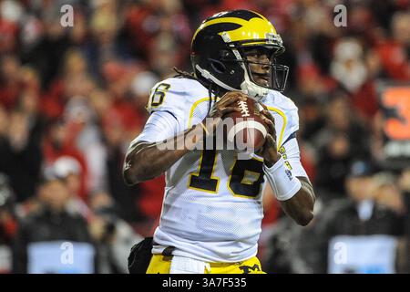 27 ottobre 2012 - Lincoln, Nebraska, U. S - il quarterback dei Michigan Denard Robinson (16) lasciò la gara con quello che fu segnalato come un infortunio al gomito destro nel primo tempo. Nebraska sconfisse Michigan 23-9 in una partita giocata al Memorial Stadium di Lincoln, Nebraska. (Immagine di credito: © Steven Branscombe/ZUMApress.com) Foto Stock