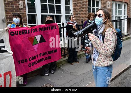 LONDRA, REGNO UNITO. 27 marzo 2025. I manifestanti stanno dicendo a Jonathan Reynolds di smettere di armare Israele immediatamente. In qualità di Business Secretary, Jonathan Reynolds concede licenze per continuare le esportazioni di armi in Israele nonostante il suo genocidio in corso contro i palestinesi. Rifiutare di fermare l'esportazione di parti per i caccia F-35 è una decisione che sarà impugnata in tribunale a maggio fuori Chatham House, Londra, Inghilterra. (Foto di 李世惠/SEE li/Picture Capital) credito: Vedi li/Picture Capital/Alamy Live News Foto Stock