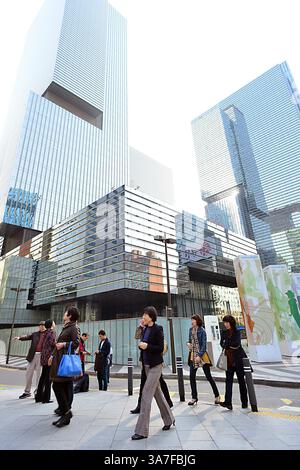29 ottobre 2012 - Seul, Corea del Sud - i pedoni camminano fuori dal Samsung Electronics Building a Seul, dove le vendite di telefoni Galaxy hanno spinto il profitto del terzo trimestre di Samsung a un livello record. Samsung Electronics ha detto che i profitti da luglio a settembre sono quasi raddoppiati a $ 5,97 miliardi da $ 3,13 miliardi di un anno fa. I ricavi del terzo trimestre sono saliti del 26% a 4,74 miliardi di dollari. (Immagine di credito: © Thomas Michael Corcoran/ZUMAPRESS.com) Foto Stock