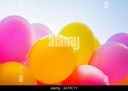 palloncini gonfiabili multicolore sullo sfondo del cielo blu. Vacanze Foto Stock