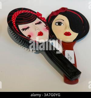 23 novembre 2012 - Merrick, New York, Stati Uniti - il Black Friday, il grande giorno di shopping dopo il Ringraziamento, il negozio locale All Dazzle, boutique di moda e accessori per donne a Long Island, ha vendite ed è decorato in rosso, bianco e nero per le vacanze invernali. Una varietà di pennelli decorati con i volti delle donne sono alcuni dei regali adatti alle ragazze (Credit Image: © Ann Parry/ZUMAPRESS.com) Foto Stock