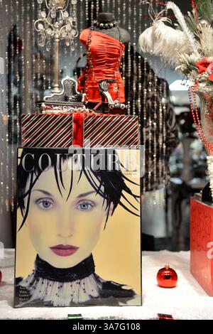 23 novembre 2012 - Merrick, New York, Stati Uniti - il Black Friday, il grande giorno di shopping dopo il Ringraziamento, il negozio locale All Dazzle, boutique di moda e accessori femminili a Long Island, ha vendite, e la sua finestra frontale è decorata, con copertina della rivista Couture 1955, in rosso, bianco e nero per le vacanze invernali (Credit Image: © Ann Parry/ZUMAPRESS.com) Foto Stock