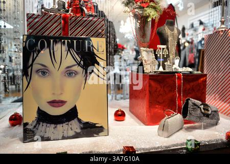 23 novembre 2012 - Merrick, New York, Stati Uniti - il Black Friday, il grande giorno di shopping dopo il Ringraziamento, il negozio locale All Dazzle, boutique di moda e accessori femminili a Long Island, ha vendite e la sua vetrina frontale è decorata, con copertina della rivista Couture 1955, in rosso, bianco e nero per le vacanze invernali (immagine di credito: © Ann Parry/ZUMAPRESS.com) Foto Stock