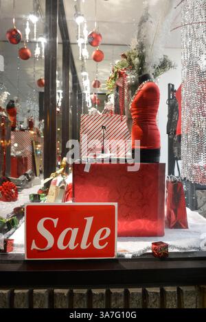 23 novembre 2012 - Merrick, New York, Stati Uniti - il Black Friday, il grande giorno di shopping dopo il Ringraziamento, il negozio locale All Dazzle, boutique di moda e accessori per donne a Long Island, ha vendite e la sua finestra frontale è decorata in rosso, bianco e nero per le vacanze invernali (immagine di credito: © Ann Parry/ZUMAPRESS.com) Foto Stock