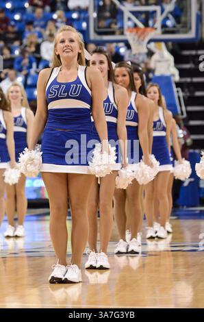 24 novembre 2012 - St. Louis, Missouri, Stati Uniti d'America - 24 novembre 2012 - St. Louis, Missouri. Durante una gara di stagione regolare in cui St. Louis Billikens sconfisse Southern Illinois Carbondale 61-51, le cheerleader dei St. Louis Billikens si esibirono durante un time out. (Immagine di credito: © Richard Ulreich/ZUMApress.com) Foto Stock