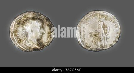 Una moneta con una figura prominente su un lato, possibilmente un sovrano o una divinità, con iscrizioni finemente dettagliate. Il rovescio mostra una scena con una figura, probabilmente con un oggetto, circondata da testo e simboli aggiuntivi, che suggeriscono un significato storico o culturale., arte classica con un tocco moderno reinventata da Artotop, Antoniniano (moneta) che ritrae l'imperatore Gordiano III, 240/241, romana, coniata a Roma, Impero Romano, argento, Diam. 2,2 cm, 3,94 g Foto Stock
