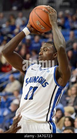 24 novembre 2012 - St. Louis, Missouri, Stati Uniti d'America - 24 novembre 2012 - St. Louis, Missouri. Durante una gara di stagione regolare in cui St. Louis Billikens sconfisse Southern Illinois Carbondale 61-51, la guardia di St. Louis MIKE MCCALL JR. (11) sembra fare un gioco. (Immagine di credito: © Richard Ulreich/ZUMApress.com) Foto Stock