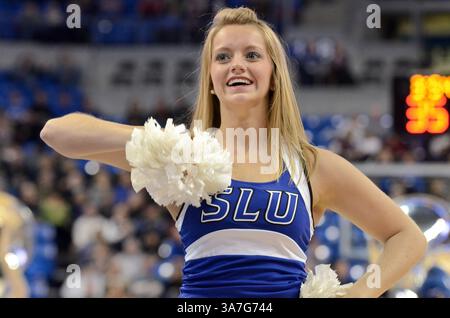 24 novembre 2012 - St. Louis, Missouri, Stati Uniti d'America - 24 novembre 2012 - St. Louis, Missouri. Durante una gara di stagione regolare in cui St. Louis Billikens sconfisse Southern Illinois Carbondale 61-51, Una cheerleader di St. Louis Billiken si esibisce durante un time out. (Immagine di credito: © Richard Ulreich/ZUMApress.com) Foto Stock