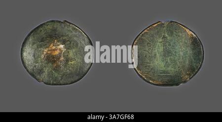 Due antiche monete sono esposte fianco a fianco, mostrando disegni e iscrizioni intricati. Una moneta presenta una figura emblematica, mentre l'altra mostra segni e simboli dettagliati, che riflettono una ricca storia e artigianato di un'epoca passata. Entrambe le monete mostrano segni di età, aggiungendo al loro significato storico., arte classica con un tocco moderno reinventata da Artotop, moneta raffigurante il Dio Apollo, circa 238/183 a.C., greca, antica Grecia, bronzo, diam. 2,1 cm, 5,26 g Foto Stock