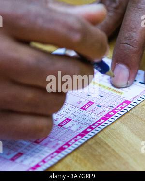 28 novembre 2012 - Richland County, SC, USA - c'era un flusso continuo di clienti che compravano i biglietti della lotteria Powerball al Jimmy's Mart su Two Notch Road nella contea di Richland, Carolina del Sud, mercoledì 28 novembre 2012. Il jackpot da record per il Powerball è di 500.000.000 dollari e si arrampica man mano che più persone acquistano i biglietti. (Immagine di credito: © Tim Dominick/MCT/ZUMAPRESS.com) Foto Stock